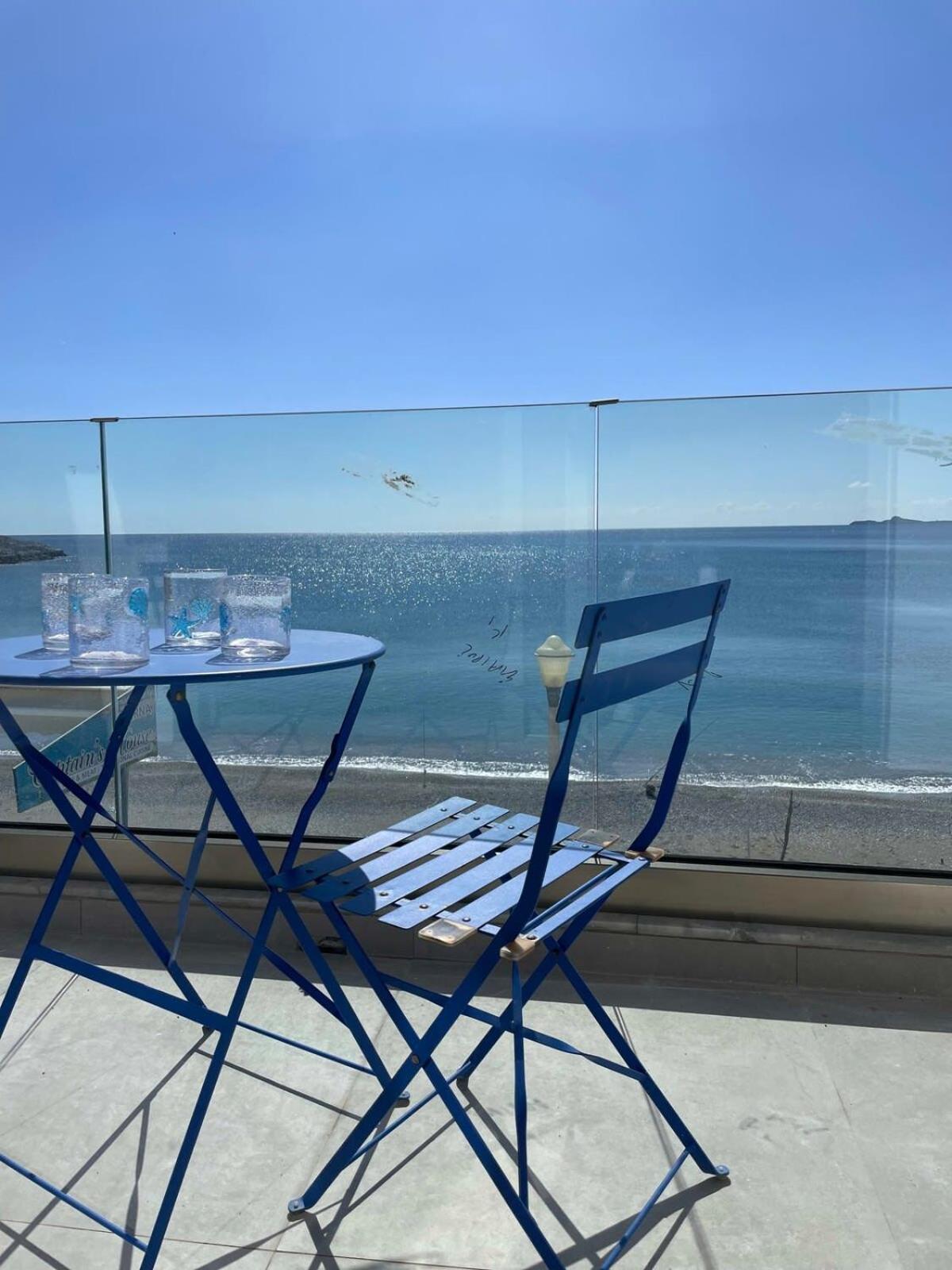 Sea Breeze Modern Studio With Balcony Apartmán